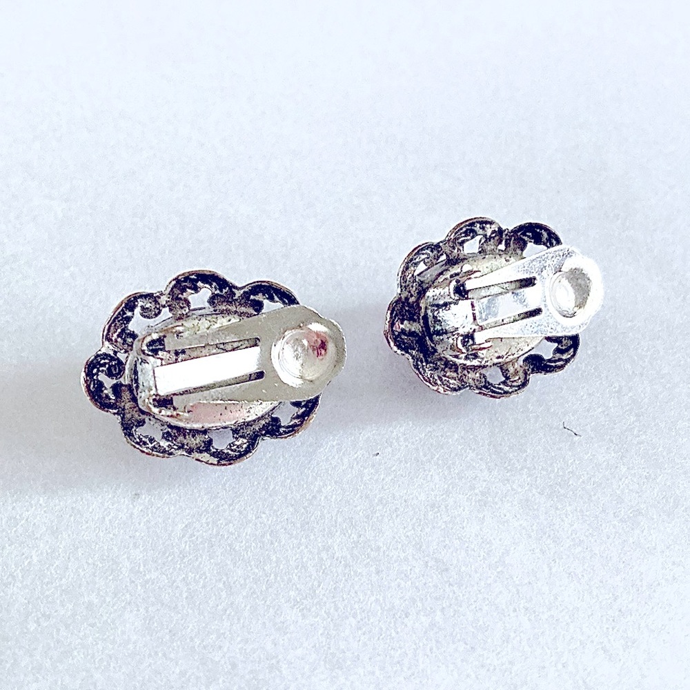 Vintage 60’s purple glass crystal clip on earrings Ornate setting - Picture 5 of 6